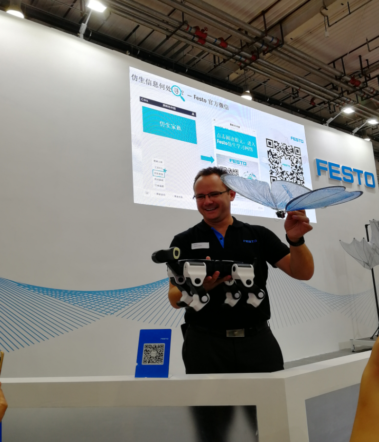 優寶特e-Dog與Festo仿生蝴蝶的一次邂逅