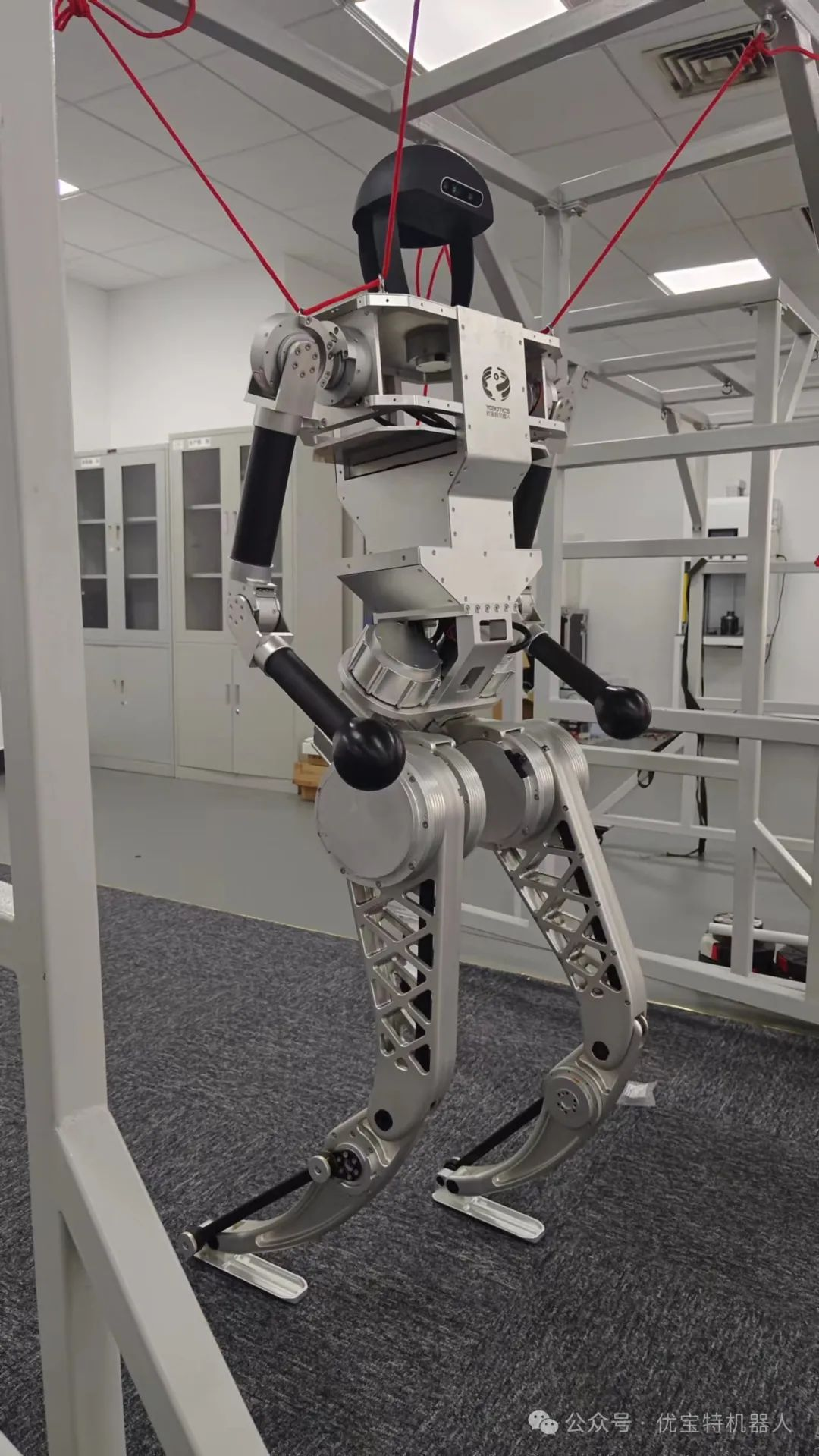 官宣！山東優(yōu)寶特閃電推出人形機(jī)器人