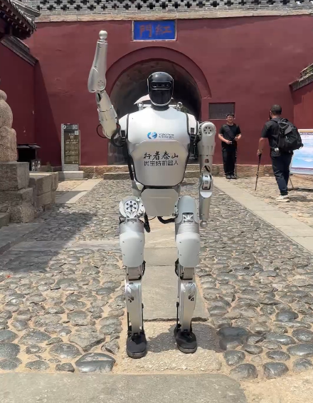 首個人形機器人來爬泰山了！它叫“行者泰山”，還是咱山東制造！