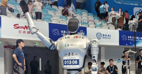 濟南造“行者泰山”100米表演賽奪得第一！2025世界人形機器人運動會開幕